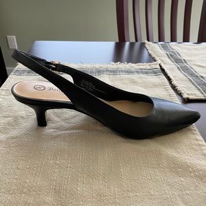 Bella Vita size 9 black leather sling back pump